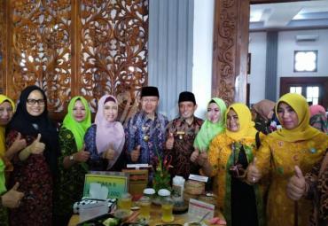 Tim TP PKK Kota Bengkulu berswafoto bersama Gubernur dan Wakil Walikota Bengkulu