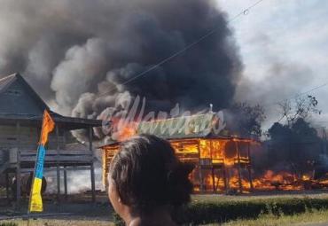 Kobaran api dengan cepat menjalar dan menghanguskan 3 unit rumah di Baebunta Luwu Utara
