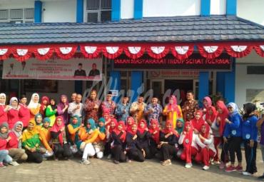 Kepala Dinas Kesehatan Kota Bengkulu berswafoto bersama staff dan peserta lomba