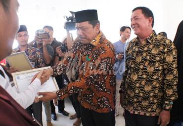 Bupati Bengkulu Utara, Ir. H. Mian menyerahkan bingkisan dan penghargaan kepada pejuang Veteran, Purnawirawan dan Warakawuri juga puluhan ASN berprestasi
