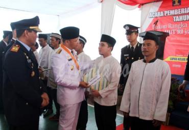 Gubernur Bengkulu Rohidin Mersyah yang memberikan langsung  Surat Keputusan Remisi kepada perwakilan narapidana.