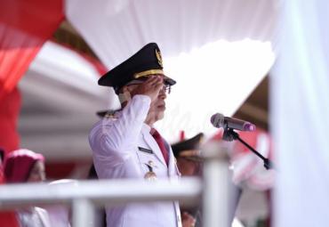 Bupati Bengkulu Selatan, Gusnan Mulyadi Irup Upacara HUT RI 74