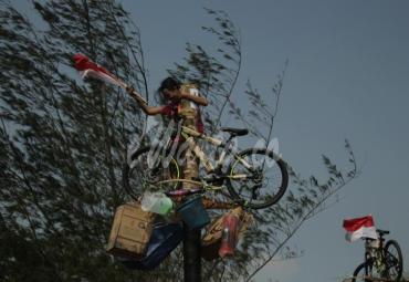 Lomba panjat pinang 