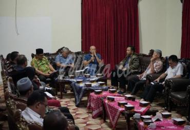 Gusnan Mulyadi pimpin Rakor bersama Instansi terkait, Camat, Lurah dan Kades di Balai Sekundang, Minggu (18/8) malam.