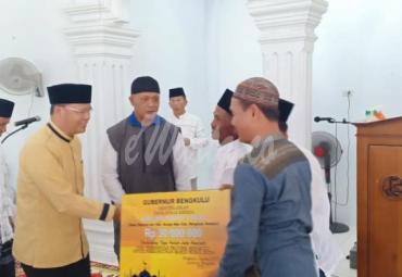 Kunker, Gubernur di daulat jadi khotib sekaligus menyerahkan bantuan rehab masjid Nurul Huda di Desa Tanjung Aur Kecamatan Bungan Mas, Bengkulu Selatan