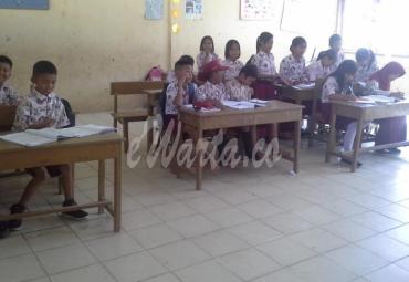 Dua Sekolah kekurangan meja dan tidak memiliki toilet 