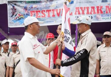 Gubernur saat hadir di  Festival Ayiak Manak II dan Pengukuhan Pengurus Cabang Indonesia Offroad Federation (IOF) di Geluguran Desa Kayu Ajaran Kecamatan Ulu Manna Kabupaten Bengkulu Selatan, Minggu (25/8)