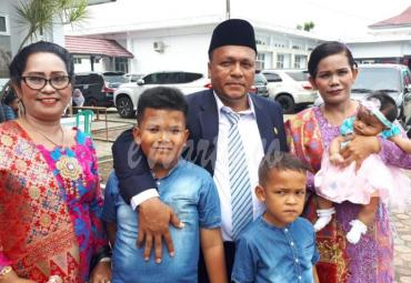 Anggota DPRD Seluma periode 2019-2024, Gibson Manalu dan keluarga