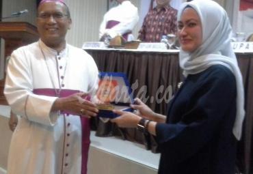 Uskup Agung Makasar Mgr Jhon Liku Ada' Pr saat berkunjung dan di terima Bupati Lutra di ruang kerjanya 