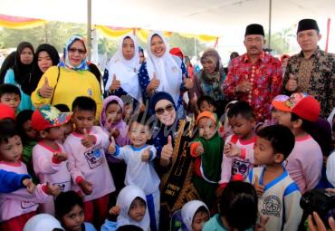 Bunda Paud provinsi Bengkulu, Derta Wahyulin Rohidin Mersyah akrab bercengkrama bersama anak-anak