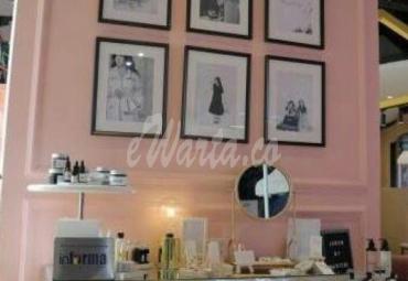 Pameran Informa di Array Of Dream Plaza Indonesia Lantai 5, Jakarta Kamis (15/8).