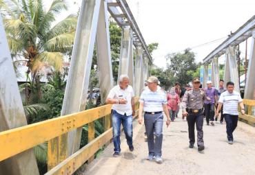 Pastikan pekerjaan sesuai spesifikasi, Gubernur Rohidin tinjau langsung peningkatan pembangunan jalan Kerkap-Tanjung Aging Palik, Bengkulu Utara, (29/09). Peninjauan dilakukan Gubernur Rohidin dari Desa Sawang Lebar hingga Desa Tanjung Agung.