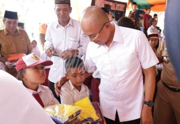 Bupati Bengkulu Selatan, Gusnan Mulyadi menyerahkan bantuan seragam sekolah
