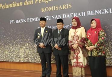 Gubernur Bengkulu (Dr. H. Rohidin Mersyah) lantik Komisaris Bank Bengkulu, Mulyadi Ismail, Rabu (4/9).