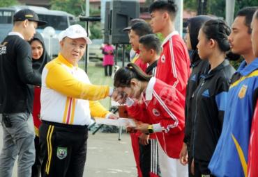 Sekda Provinsi Bengkulu, Nopian Andusti saat menyerahkan penghargaan dan reward kepada atlet-atlet Bengkulu berprestasi