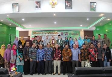 Usai seminar di sempatkan mendokumentasikan dengan berfoto bersama