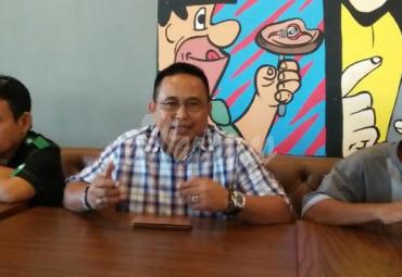 Ketua Kahmi Luwu Utara, Muh Fauzi dan pengurus saat menggelar konferensi pers