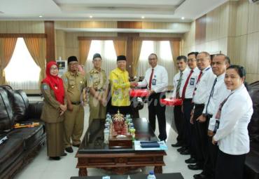 Gubernur Bengkulu (Dr. H. Rohidin Mersyah) terima laporan dari BPKP 