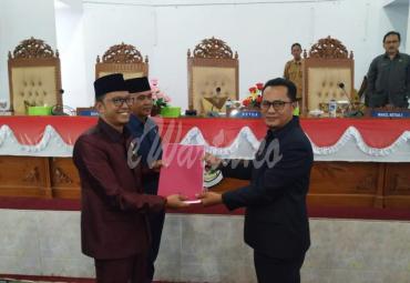 Ketua DPRD Seluma sementara menyerahkan draf usulan calon Pimpinan ke Sekwan DPRD Seluma