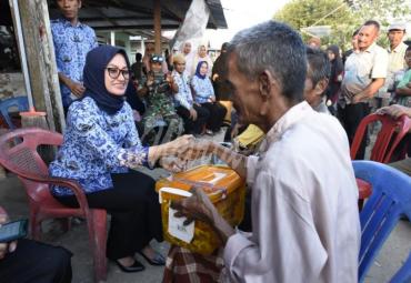 Bupati Luwu Utara, Indah P Indriani serahkan bantuan pembangunan rumah untuk lima keluarga korban kebakaran rumah