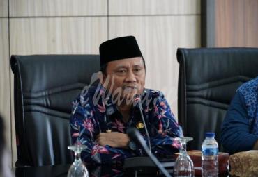 Asisten I Setda Provinsi Bengkulu Hamka Sabri saat memimpin rapat persiapan Kerjasama Pengembangan Industri Mobil Nasional Esemka, Kamis (19/9) bertempat di Ruang Rapat Gubernur Lantai 3.