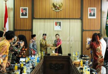 Gubernur Rohidin Mersyah saat menerima kunjungan Wakil Konsul Jenderal Republik Rakyat Tiongkok di Medan, Ms. Wang Jun. Kedatangan ini silaturahmi dan sosialisasi terkait keberadaan Konjen Tiongkok di Medan yang wilayah kerjanya meliputi Bengkulu.