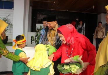 Gubernur dan istri selalu dekat dengan anak-anak