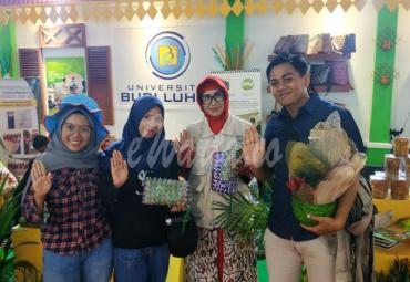 Stand prov DKI Jakarta pamerkan hasil kerajinan tangan terbuat dari sampah plastik