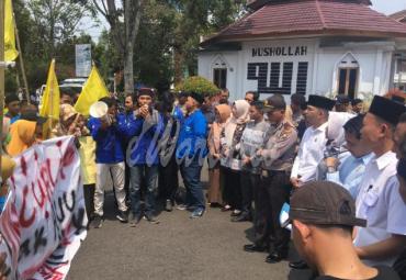 Puluhan Mahasiswa datangi Kantor DPRD Rejang Lebong, Rabu (25/9)