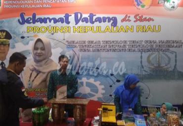 Kepulauan Riau pamerkan limbah sampah puntung rokok menjadi kerajinan tangan multiguna