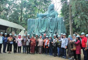 November, Monumen Fatmawati diresmikan 