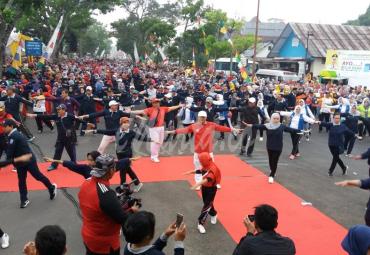 Car Free Day Bengkulu diawali dengan Senam Germas bersama yang di ikuti Gubernur Bengkulu dan Istri, Wakil Gubernur, FKPD provinsi Bengkulu, Pimpinan DPRD, Wakil Walikota Bengkulu serta ribuan masyarakat Bengkulu 