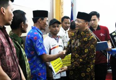 Gubernur Bengkulu menyerahkan bantuan mesin dan alat tangkap ikan, Kamis (9/10)