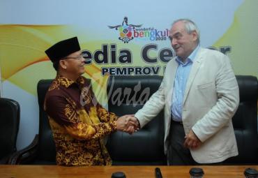 Presiden AVPA Mr. Philippe Juglar mengapresiasi atas prestasi dan komitmen Gubernur Rohidin dan masyarakat Bengkulu terkait pengembangan kopi Bengkulu ini
