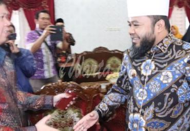 Kunjungan Sultan B Najamudin disambut sumringah oleh Walikota dan Wakil Walikota Bengkulu, Jumat (18/10).