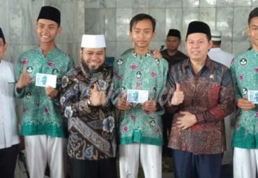 Pembagian e-KTP gratis di Masjid At-Taqwa Kelurahan Anggut Atas Kota Bengkulu.