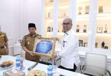 Piagam penghargaan Opini WTP ini diberikan langsung oleh Kepala Kanwil Dirjen Perbendaharaan Ismed Saputra kepada Wakil Walikota Bengkulu Dedy Wahyudi di Ruang Kerja Walikota Bengkulu, Senin(21/10/19)
