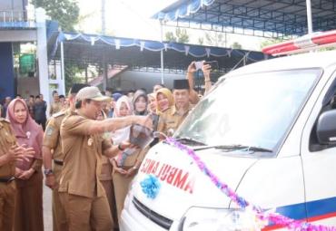 Wakil Walikota Bengkulu (Dedy Wahyudi, MM) saat melaunching 12 unit mobil ambulan gratis