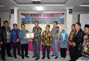 Penyerahan penghargaan 