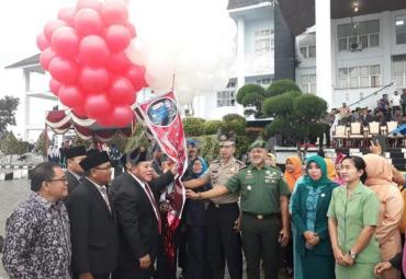 Pelepasan balon usai upacara memperingati HUT Sumpah Pemuda ke- 91 di halaman kantor Bupati Mukomuko