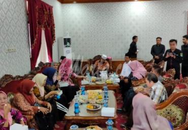 Walikota bersama Wakil Walikota Bengkulu mendengarkan aspirasi dari perwakilan penyandang disabilitas yang datang ke Balai Kota Bengkulu, Senin (28/10/2019).