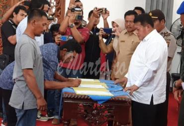 Penyerahan secara simbolis dan penandatanganan brita acara