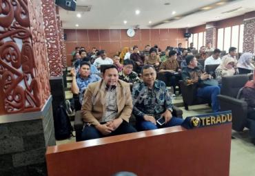 Komisioner KPU Mukomuko saat mengikuti sidang putusan DKPP di Jakarta, Rabu (30/10).
