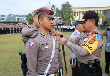 Gelar Pasukan Ops Zebra Nala 2019 dipimpin langsung oleh Kapolda Bengkulu Brigjen Pol Drs. Supratman, ditandai dengan pemasangan pita. Polda Bengkulu Rabu (23/10)