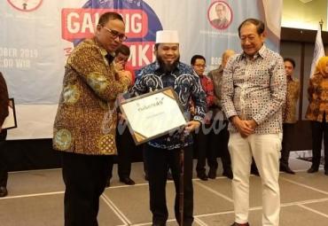 Walikota Bengkulu Helmi Hasan menerima penghargaan Natamukti 2019 dari International Council for Small Business (ICSB) City Awards, penghargaan ini diserahkan langsung Sekretaris Kementerian Koperasi dan UKM Prof. Rully Indrawan, Senin (7/10/2019) di IPB Convention Center Kota Bogor.