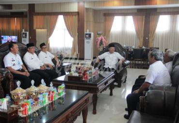 Gubernur Bengkulu Rohidin Mersyah terima audiensi Kepala Kanwil KemenkumHAM Provinsi Bengkulu Abdul Hany Beserta Jajaran, di Ruang Kerja Gubernur Bengkulu, Rabu (06/11).