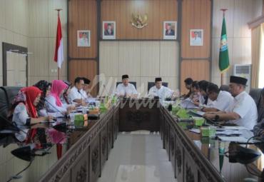 Gubernur Bengkulu Rohidin Mersyah menyoroti kenaikan iuran BPJS yang naik hingga 100 Persen, menurutnya kenaikan iuran ini juga harus diringi dengan peningkatan pelayanan yang maksimal kepada masyarakat.