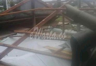 Warga bergotong royong lakukan perbaikan rumah