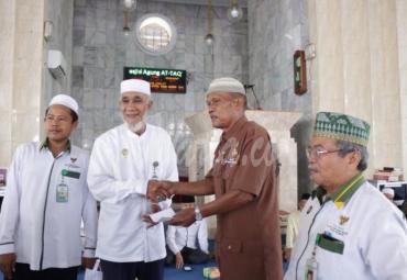 Baznas Kota Bengkulu bagikan bantuan kepada warga kurang mampu.
