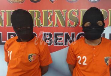 Kedua tersangka langsung ditahan dan dihadiahi baju orange